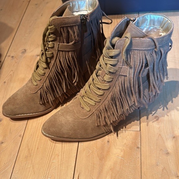 Beautiful fringe booties - Picture 10 of 14